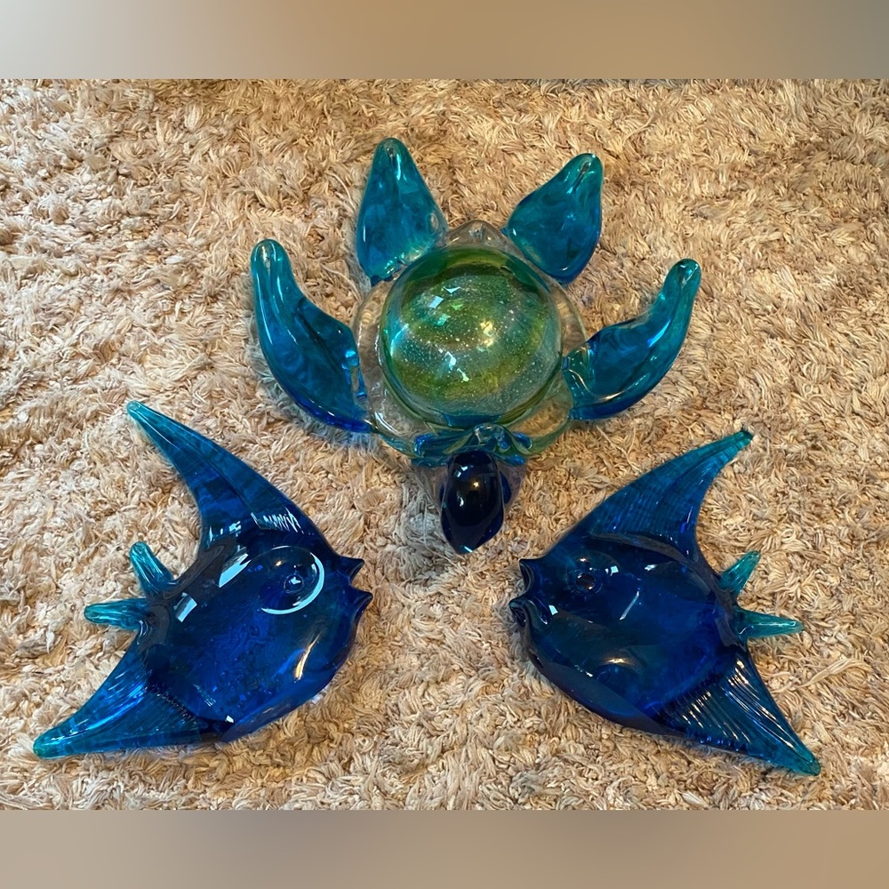 Beautiful blue blown collectible glass decor. 2 fish 1 turtle - Picture 2 of 4